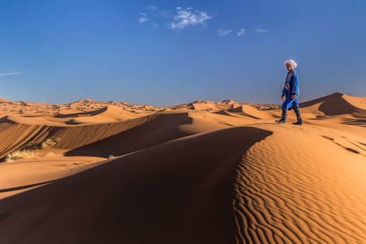 Merzouga - Berber op een zandhoop