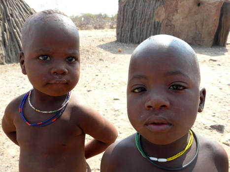Namibië - Curious Himba children, Namibia