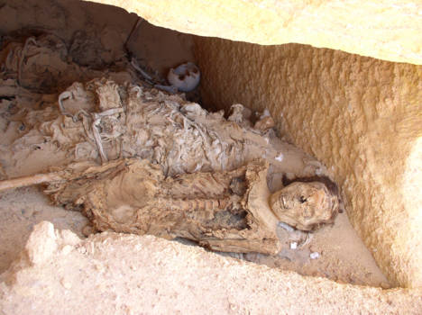Westelijke Woestijn - Eeuwenoude open graven in the middle of nowhere
