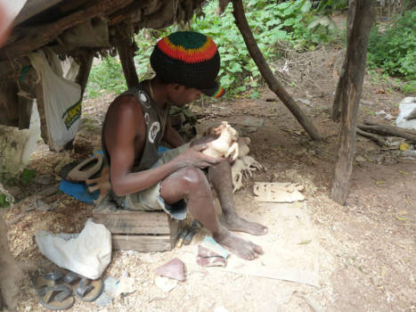 Kenia - In het dorp bij Mombasa waar houtsnijwerk en speksteen wordt gemaakt en verkocht door de plaatselijke bevolking