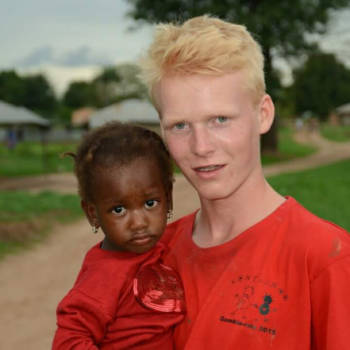 Gambia - Een klein meisje troosten