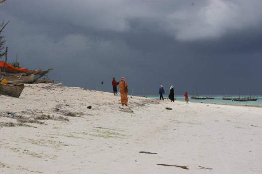 Kenia - Tanzania strand met prachtig geklede mensen in prachtige kleuren