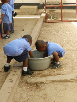Gambia - Handjes wassen