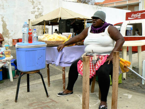 Mindelo op São Vicente - pasteitjes verkoopster