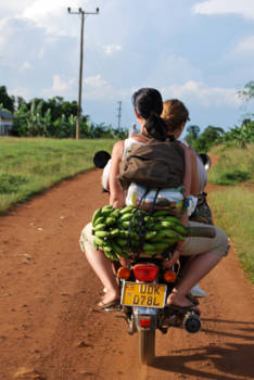 Oeganda - Hoeveel past er bij jou op de brommer?