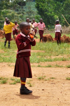 Oeganda - Ballon opblazen; een hele klus