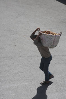 Marokko - Meneer liep met een mand vol met heerlijke broodjes