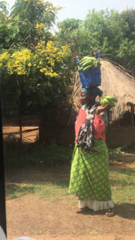 Oeganda - Hardwerkende vrouw in Oeganda.