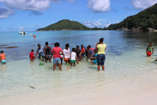 Seychellen - Zelfgemaakte bootjes te water laten (Mahe)