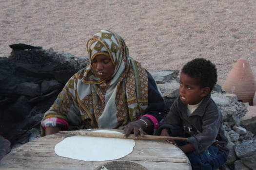 Egypte - Even wat lekkers klaarmaken in de woestijn