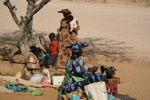 Namibië - Vrouwen aan de kant van de weg
