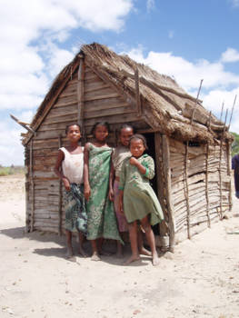 Madagaskar - Schoolmeisjes voor een huis in Ambovombe, in het Zuiden van Madagaskar