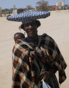 Namibië - Lokale klederdracht .. hoe krijgen ze het voor elkaar ?