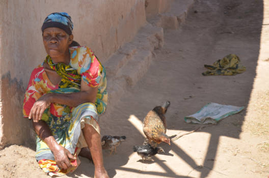 Tanzania - Oudere vrouw in een afgelegen dorpje