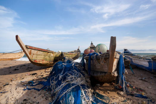 Ghana - Vissersboten op het strand, kaar voor hun volgende vaart