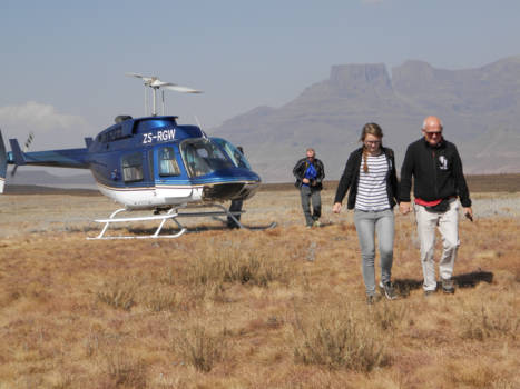 Drakensberge - Drie generaties maakte een helikoptervlucht over Drakensberge in Zuid-Afrika.