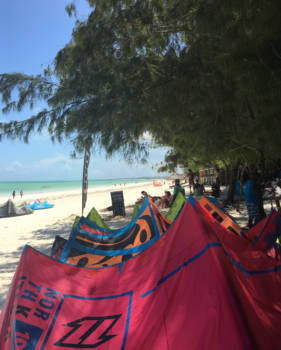 Stranden van Zanzibar - Taking a kitesurf break at Paje beach!