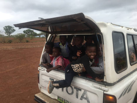 eSwatini (voorheen Swaziland) - Kleuters worden naar huis gebracht na school