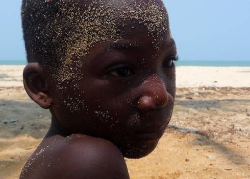 Ghana - Meisje en het strandzand