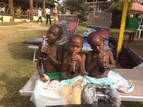 Gambia - Gambiaanse kinderen aan een glaasje fris na de eerste keer zwemmen in zee!