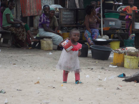 Tanji Vissersdorp - Een kindje dat speelt met afval