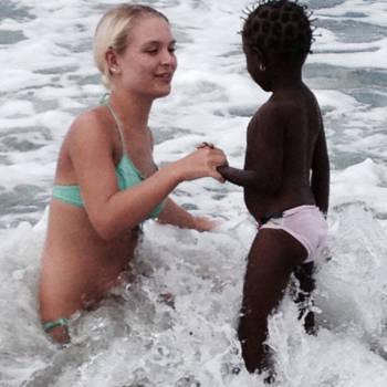 Senegambia - zoe aan het spelen in zee