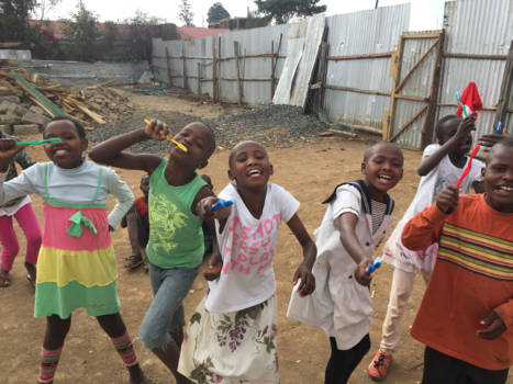 Kenia - Tooth brushing is fun!