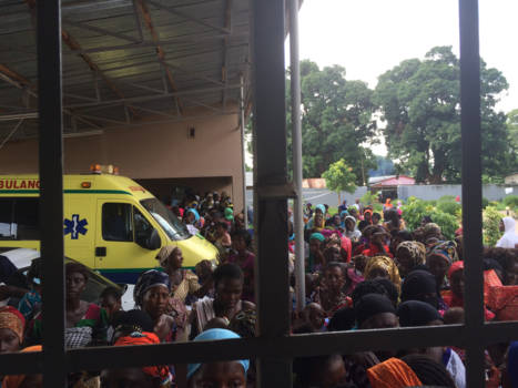 Gambia - Kleding uitdelen