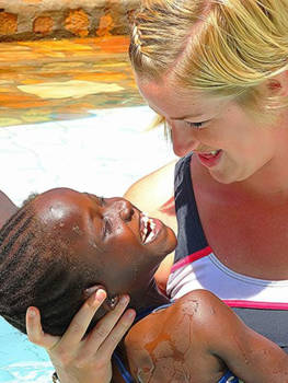 Oeganda - Swimming for the  first  time!