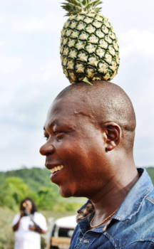 Ghana - Ananasboer Billy laat zien wat hij kan