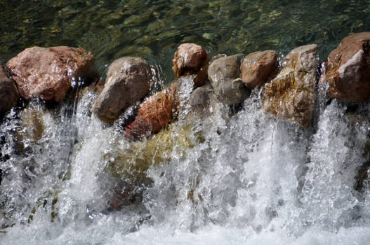 Marokko - Kracht van water versterken door stenen te leggen ,om was te spoelen
