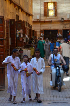 Marrakesh - kinderen lopen in de souk van Marrakesh