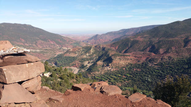 Atlasgebergte - Uitzicht op het prachtige afwisselende Ourika Vallei in Marokko!