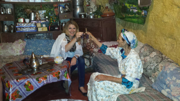 Atlasgebergte - In een grotwoning bij een Berber bewoonsters aan de thee.