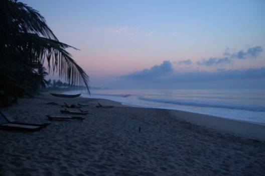 Ghana - Purple sky - zonsopgang aan de Ghanese kust