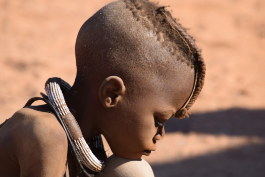 Namib-woestijn - Himba jongetje in Namibië