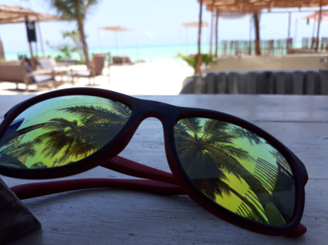 Stranden van Zanzibar - Palboom weerkaatst in zonnebril