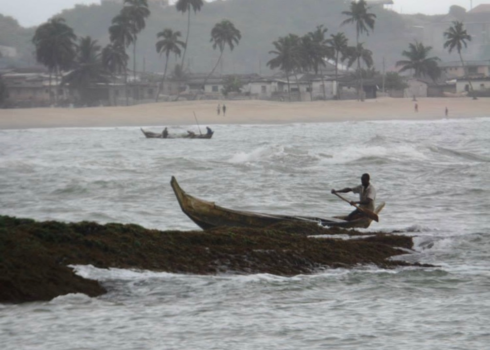 Ghana - De Vissersboten arriveren  in Kokrobite Ghana