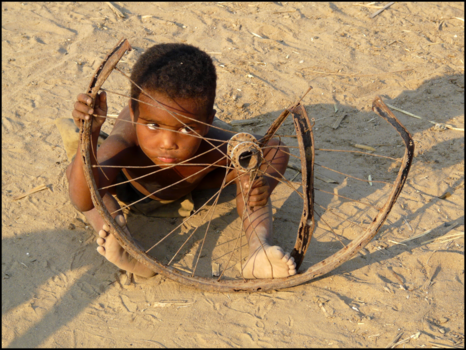 Madagaskar - Playing with "nothing".