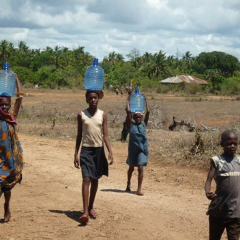Malindi en Mombasa - Waterdragende  kinderen in Ukunda