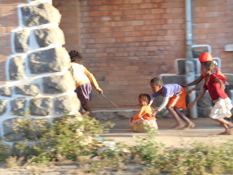 Madagaskar - Lol met een doos aan een touwtje.