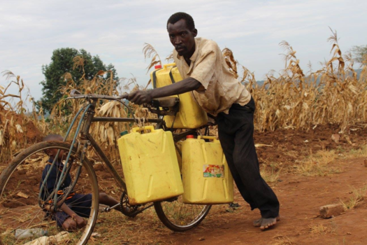 Oeganda - A long walk to get water