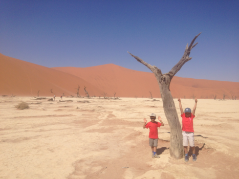 Namibië - Happy kids in Deathvlei