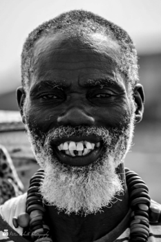 Kaapverdië - Old local selling souvenirs