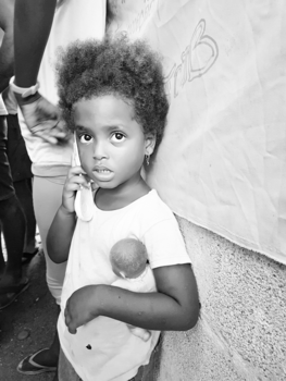 Kaapverdië - Klein meisje in dakloze opvang