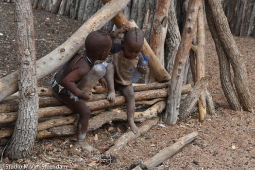 Namibië - Himba children play together#samen spelen#kameraadschap