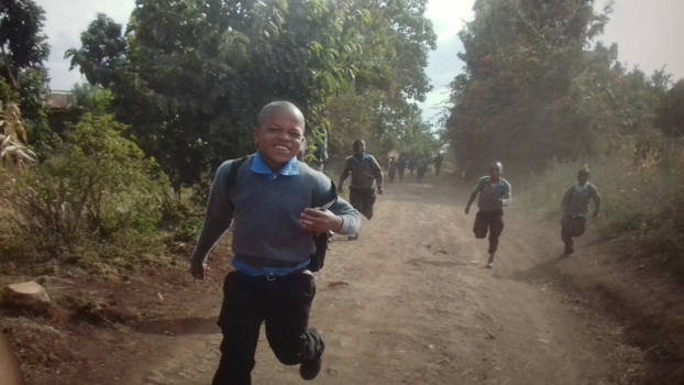 Tanzania - Schoolkinderen in Arusha achtervolgen de Pick-up waar wij (de vrijwilligers) inzaten.