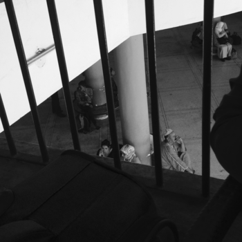 Marokko - wachtende locals in marokko