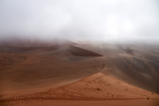 Namibië - zandduinen in de wolken