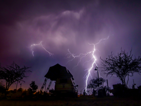 Namibië - Onweer op safari met kampeerauto (gemaakt met compactcamera)